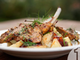 Αρνίσια παϊδάκια με πατάτες, δεντρολίβανο και σκόρδο | Ena Blog