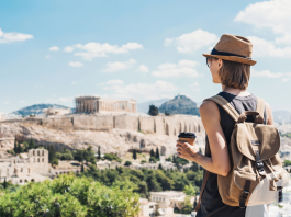 Η μείωση του μέσου όρου ηλικίας των ταξιδιωτών και πώς επηρεάζει τις ξενοδοχειακές υπηρεσίες | Ena Blog