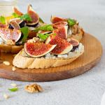 Καλοκαιρινές δροσιστικές μπρουσκέτες με μανούρι, σύκα και μέλι | Ena Blog