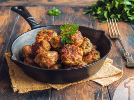 Κεφτεδάκια με τριμμένη πατάτα και δροσιστική σως γιαουρτιού | Ena Blog