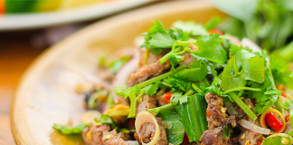 Ταϊλανδέζικη σαλάτα με βόειο φιλέτο, μια έθνικ πινελιά ανανέωσης στο μενού σας | Ena Blog
