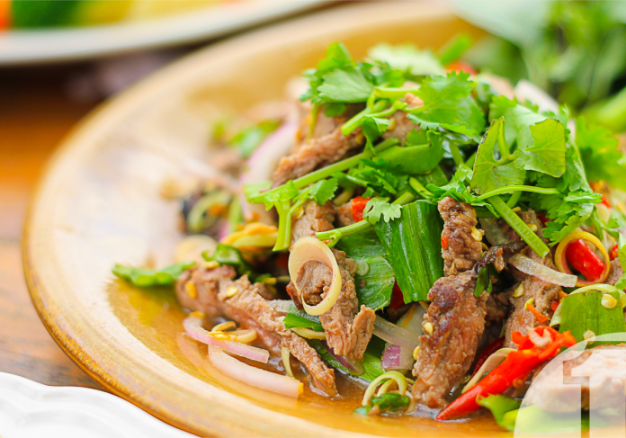 Ταϊλανδέζικη σαλάτα με βόειο φιλέτο, μια έθνικ πινελιά ανανέωσης στο μενού σας | Ena Blog