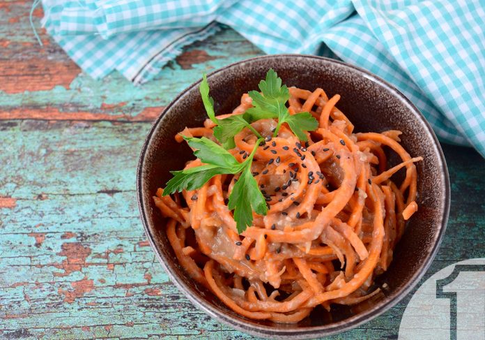 Noodles καρότου με σάλτσα φυστικοβούτυρου: μια απολαυστική vegan πρόταση για να ανανεώσετε το μενού σας | Ena Blog
