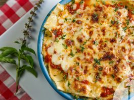 Λαζάνια με πικάντικο κοτόπουλο ελιές και φέτα, για «σπιτική» φιλοξενία κάθε σας πελάτη | Ena Blog