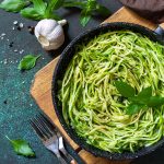«Λιγκουίνι» κολοκυθιού με σπανάκι και πέστο: Μια Vegan πρόταση για το μενού σας | Ena Blog