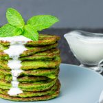 Εναλλακτικό brunch: Υγιεινά pancakes με μπρόκολο και σως γιαουρτιού | Ena Blog