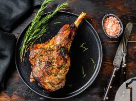 Ψητό μπούτι αρνιού, με αρακά και μυρωδικά | Ena Blog