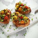Δροσιστικές Μπρουσκέτες με ψητά ντοματίνια, ροδέλες κολοκυθιού και σως βαλσάμικου | Ena Blog