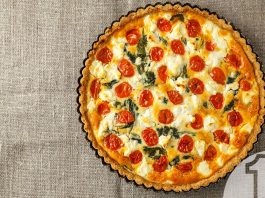 Καλοκαιρινή τάρτα με ντοματίνια, σπανάκι και ελληνικά τυριά | Ena Blog