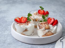 Κρέμα μασκαρπόνε με φράουλες και μέντα σε ποτηράκι | Ena Blog