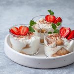 Κρέμα μασκαρπόνε με φράουλες και μέντα σε ποτηράκι | Ena Blog-nwm