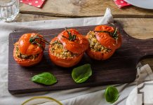 Αρωματικές γεμιστές ντομάτες, μια καλοκαιρινή πρόταση για το μενού σας | Ena Blog