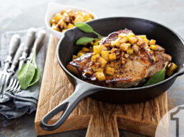 Χοιρινές μπριζόλες σοταρισμένες με καραμελωμένα μήλα και καρύδια | ENA Blog