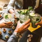 Πώς τα μπαρ και τα εστιατόρια μπορούν να αυξήσουν τις πωλήσεις τους κατά το Happy Hour | ENA Blog
