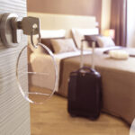 Πώς να τιμολογήσετε σωστά τα δωμάτια του ξενοδοχείου: Βασικοί παράγοντες που βοηθούν στην αύξηση των κρατήσεων | ENA Blog