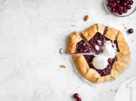 Galette με κεράσια και κρέμα αμυγδάλου σερβιρισμένη με παγωτό βανίλια | ΕΝΑ Blog