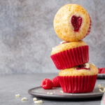 Muffins βανίλιας διακοσμημένα με σμέουρα σε σχήμα καρδιάς | ENA Blog
