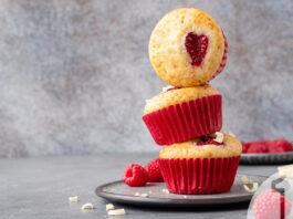 Muffins βανίλιας διακοσμημένα με σμέουρα σε σχήμα καρδιάς | ENA Blog