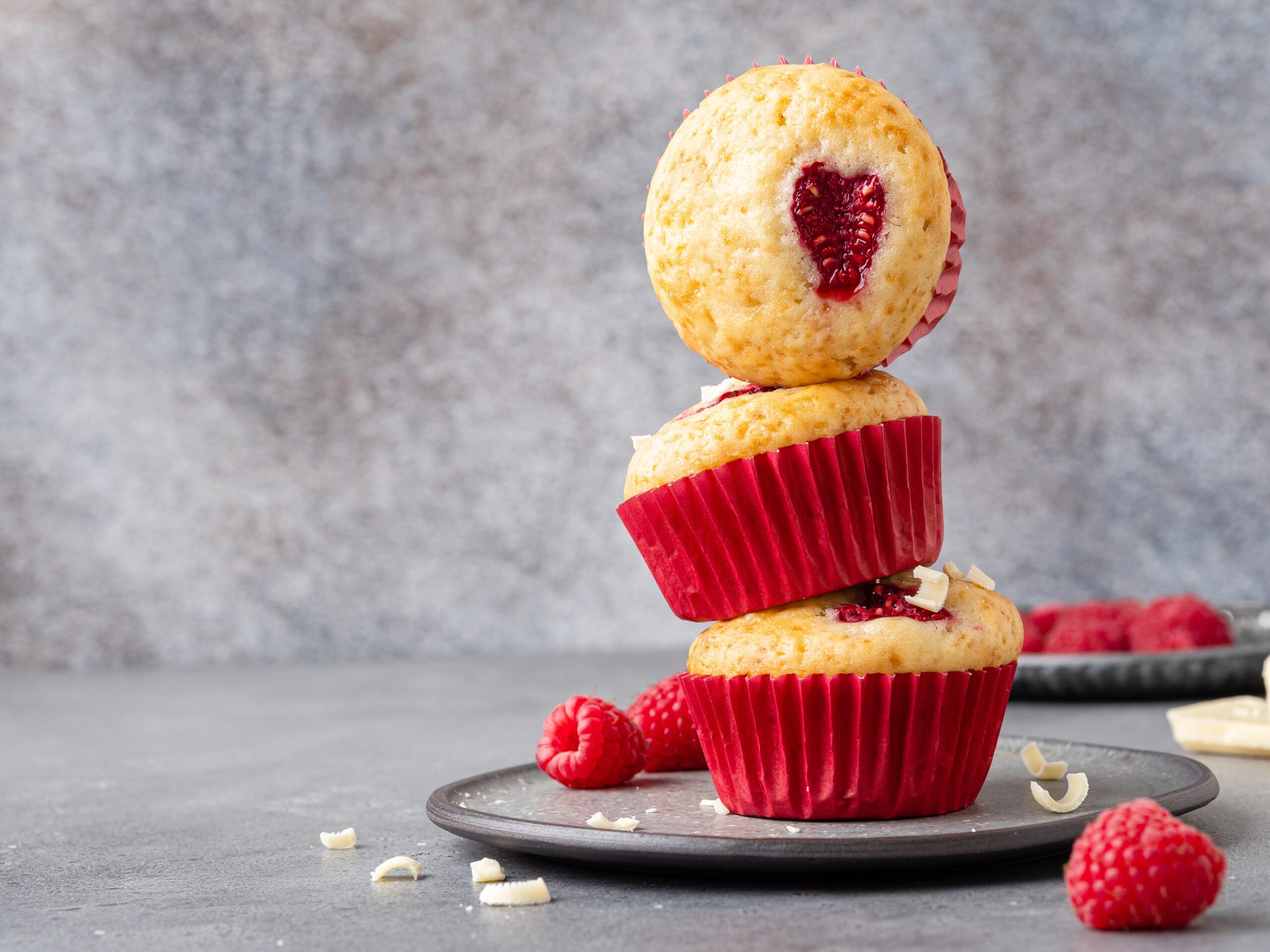 Muffins βανίλιας διακοσμημένα με σμέουρα σε σχήμα καρδιάς | ENA Blog