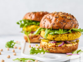 Μπιφτέκια από ρεβίθια με αγγούρια τουρσί και χούμους | ENA BlogΩ